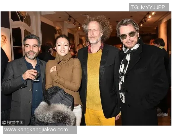 好莱坞明星与足球巨星亲密合影展现跨界魅力与友谊的精彩瞬间