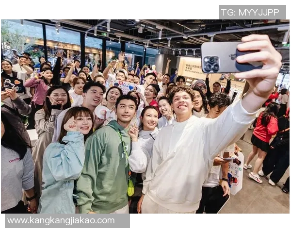 足球明星软膜灯箱点亮球场魅力展现运动激情与艺术结合的完美之作