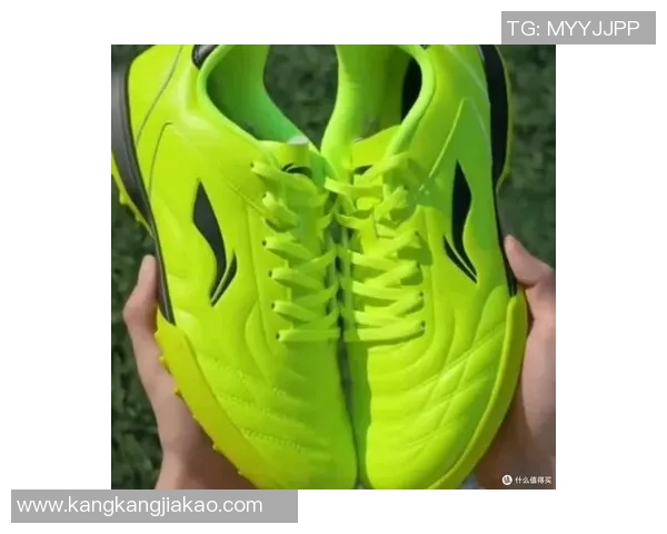 揭秘哪位足球明星在赛场上穿着独特的绿色球鞋引发热议