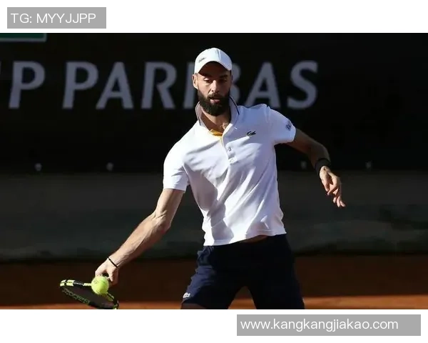 费德勒跨界足球场展现运动魅力与激情引发球迷热议