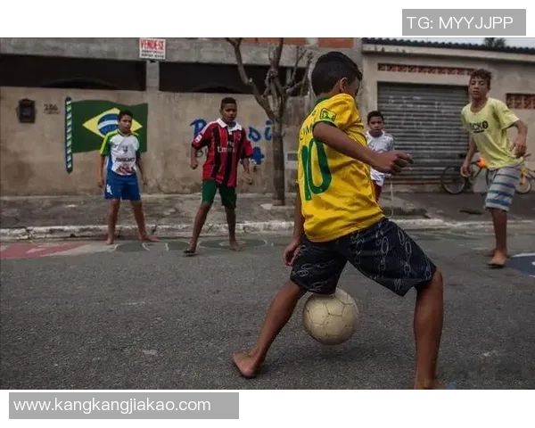 足球巨星化身街头球员展现真实风采与激情对决