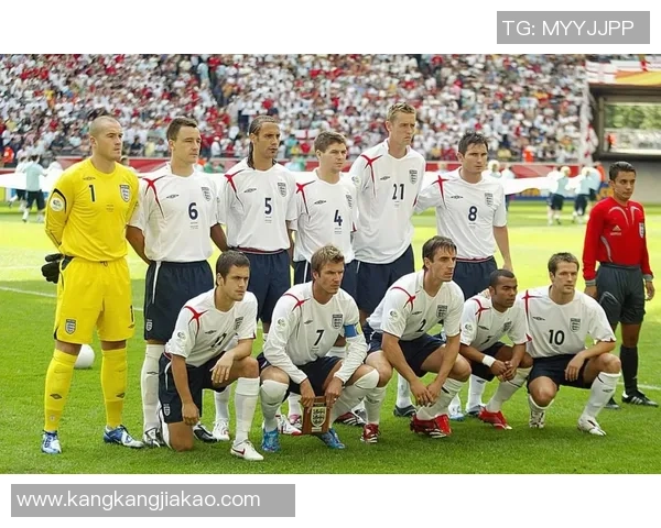 足球明星在球场上甜蜜秀恩爱引发球迷热议感动无数人心