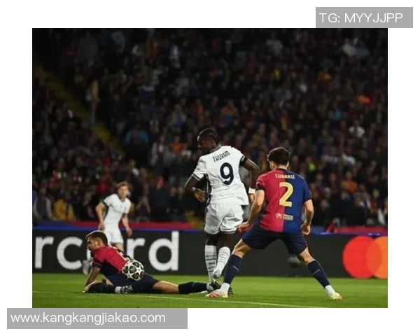 足球明星进球后化身射手展现精准射箭技艺引发球迷热议 足球明星进球后化身射手展现精准射箭技艺引发球迷热议